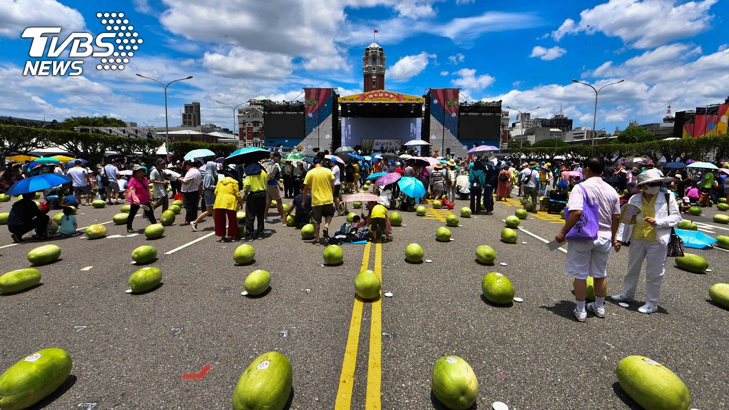 總統府前舉行「立西瓜」活動。（圖／中央社）