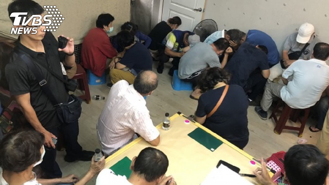 台南市第二分局破獲在台南市鬧區的職業賭場，逮捕送辦50人。（圖／警方提供）