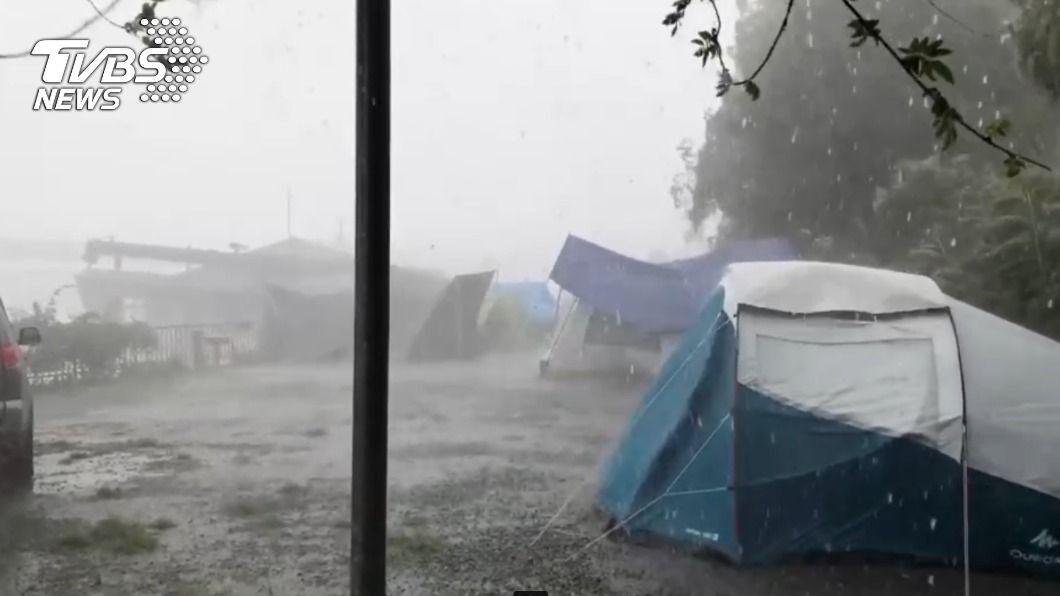 民眾露營碰上大雨。（圖／TVBS）