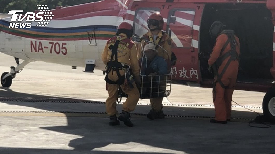 空勤總隊第二大隊第三隊黑鷹直升機救出張男送醫。（圖／空勤總隊提供）