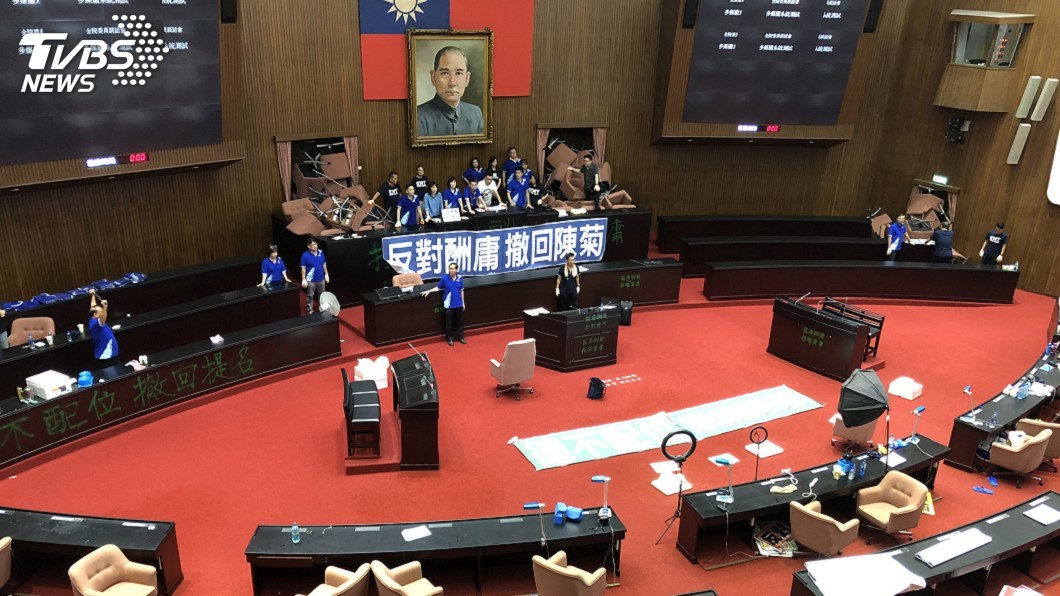 國民黨團抗議總統提名陳菊出任監察院長，昨天破門占據立法院議場。（圖／中央社）