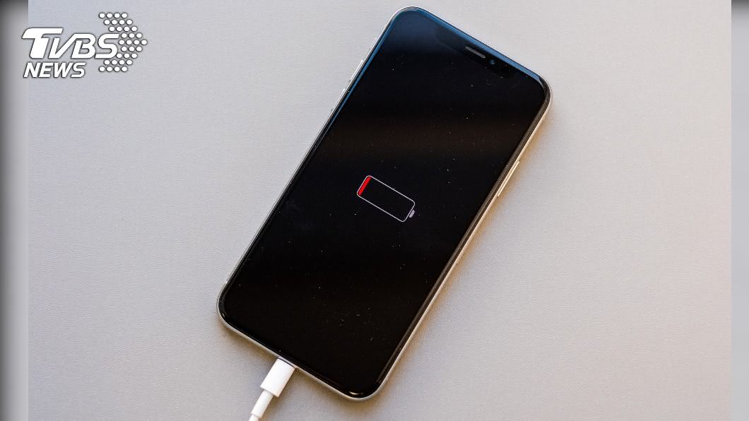 iPhone最新機型將取消隨機附贈充電器。（示意圖／TVBS）