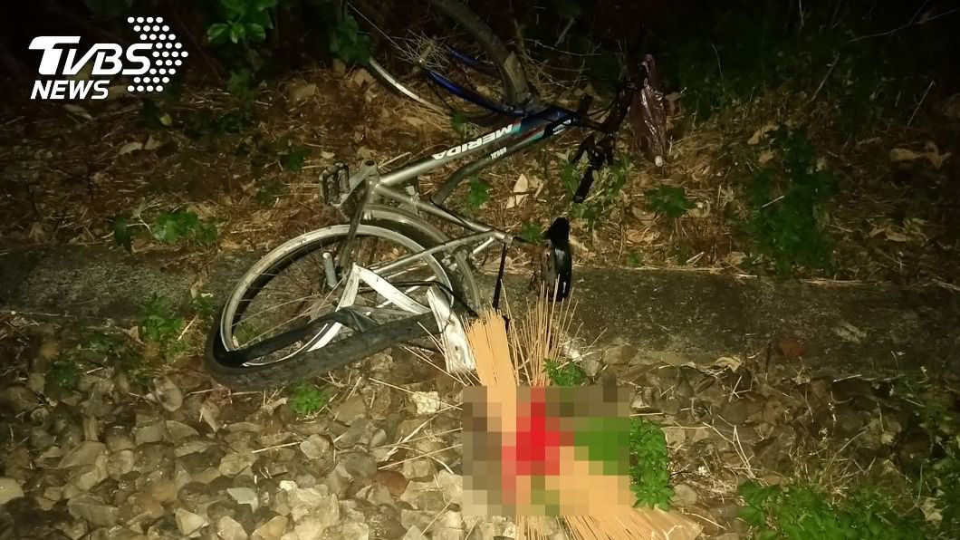 28日晚間南下區間車撞死一名牽著腳踏車的老翁。（圖／苗栗縣政府消防局提供）