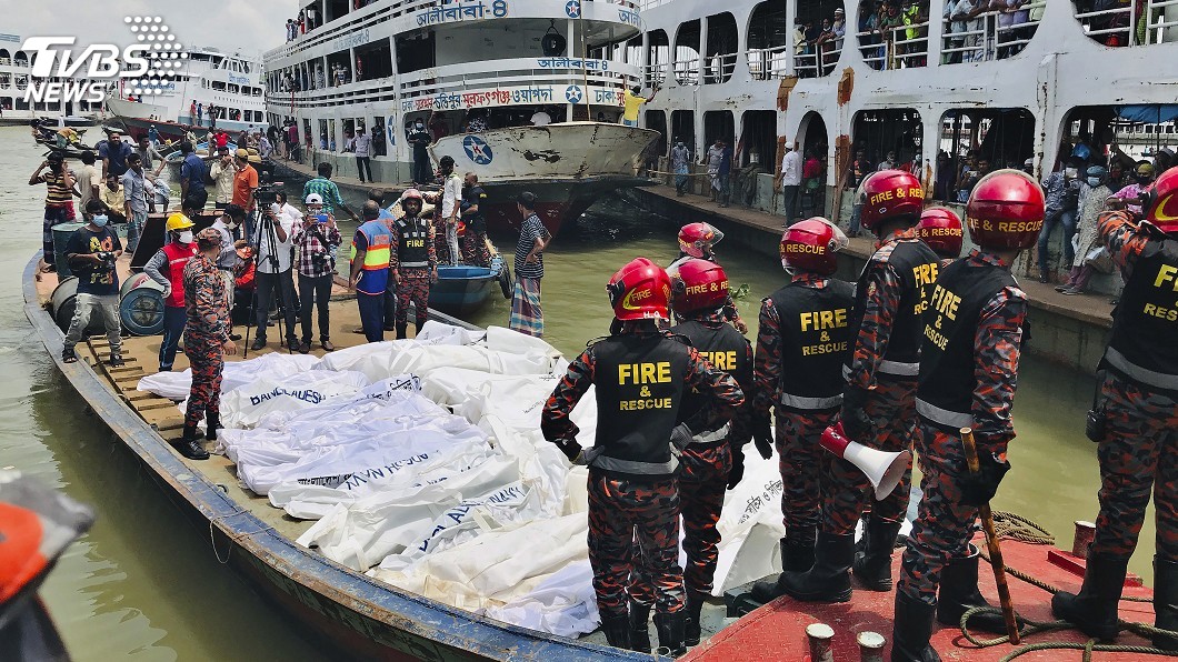 孟加拉首都達卡一艘渡輪與一艘開放式的摩托快艇相撞。（圖／達志影像美聯社）
