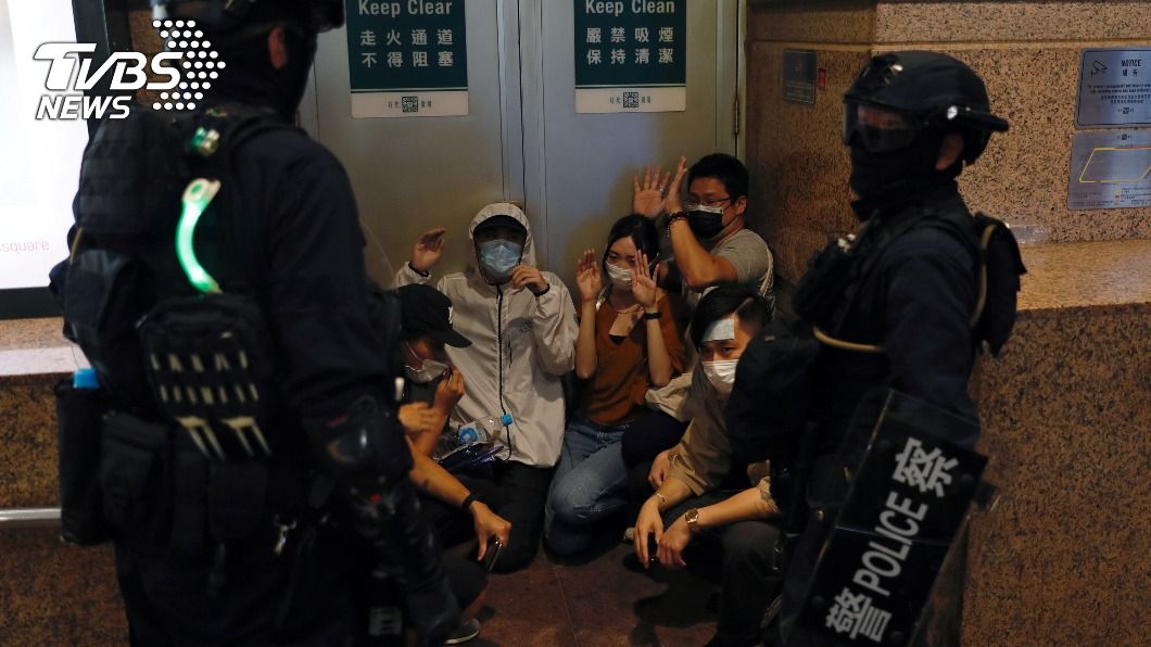 港警逮捕示威者。（圖／達志影像路透社）