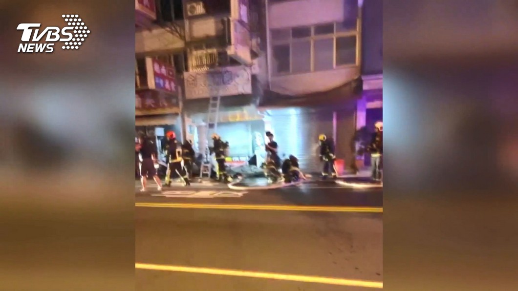 台中市一家檳榔攤今天凌晨發生火警。（圖／TVBS）