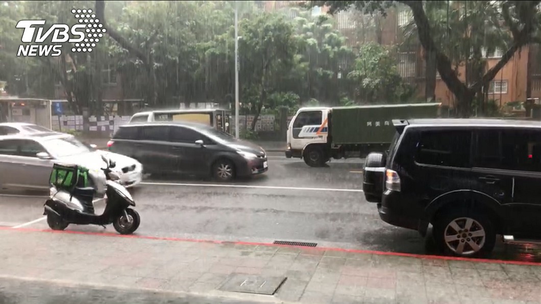 台北市下午出現強降雨。（圖／TVBS）