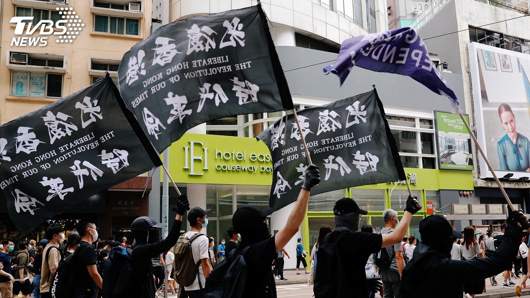香港市民參加年度泛民主派的年度「七一」遊行。（圖／達志影像路透社） 「光復香港時代革命」　港府：有顛覆國家政權含意
