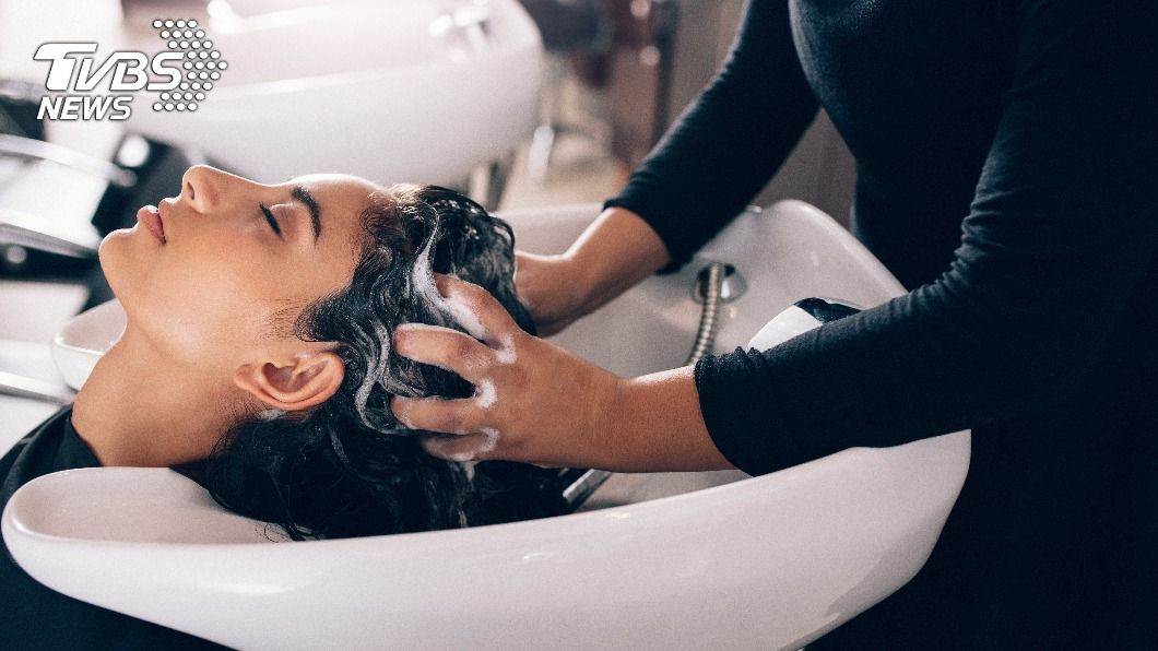 許多女性會選擇到髮廊享受洗頭服務。（示意圖／TVBS）