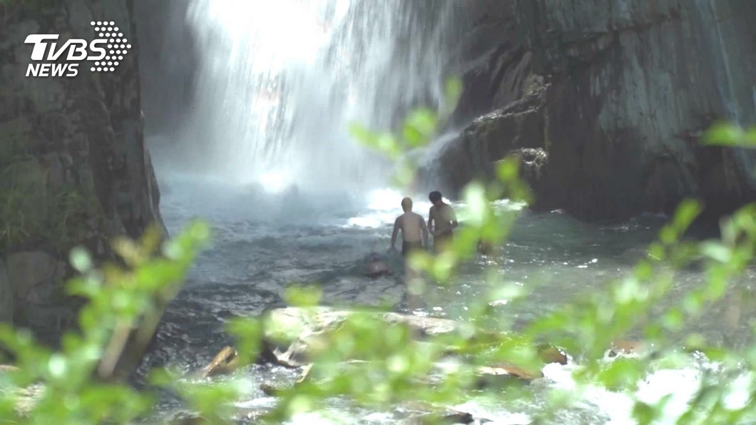 硬闖 夢谷瀑布 遊客跌落水 涉險拍照 溺斃 秘境 暗藏危機 Tvbs新聞網