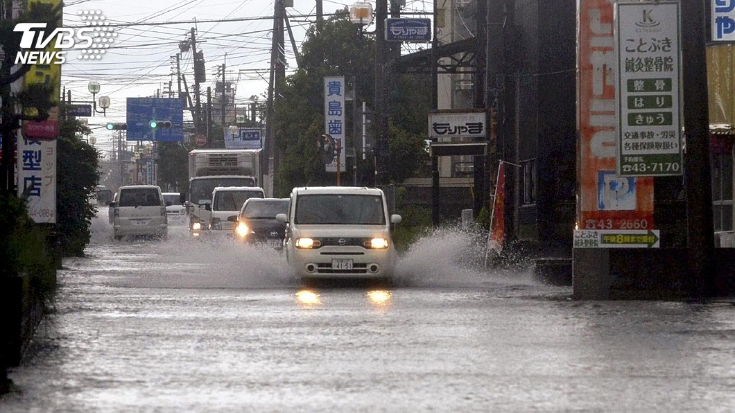日本氣象廳針對長崎縣、佐賀縣及福岡縣，發布危險等級最高的「大雨特別警報」。（圖／達志影像美聯社）