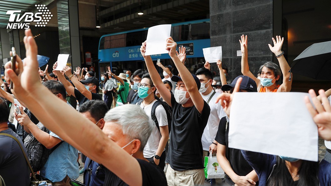 香港民眾舉白紙抗議。（圖／達志影像路透社） 林飛帆：中共連張白紙都害怕　台灣不是你管得起