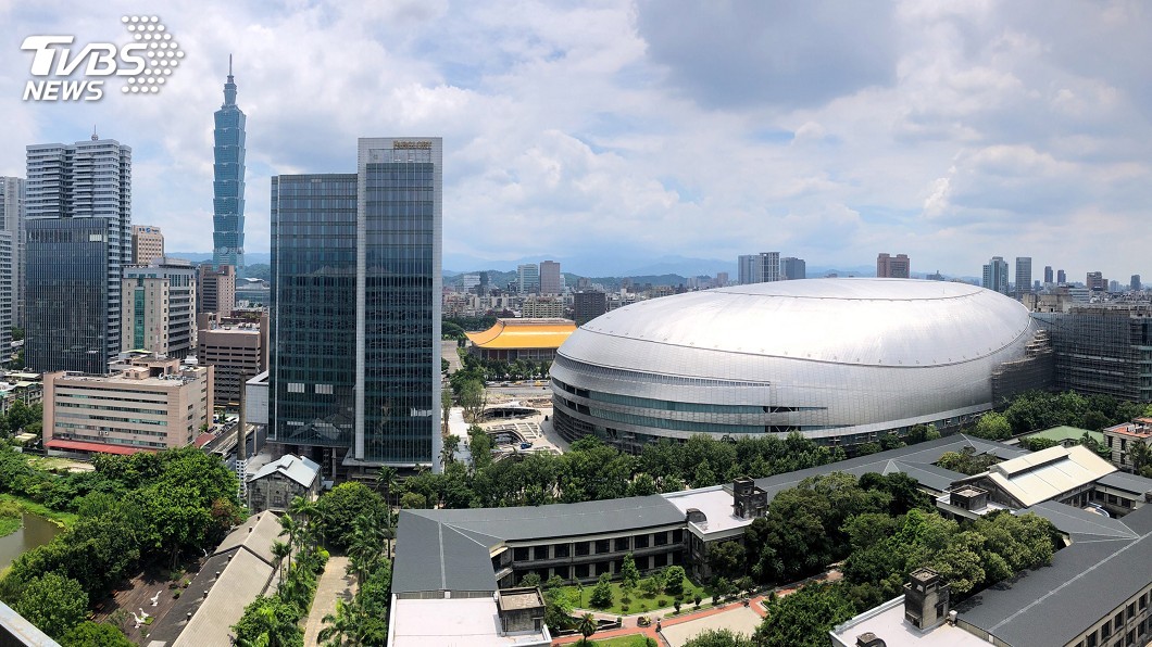 台北市議會工務委員會今天到大巨蛋考察。(圖/中央社) 北市議會考察大巨蛋 估最快下週發建照