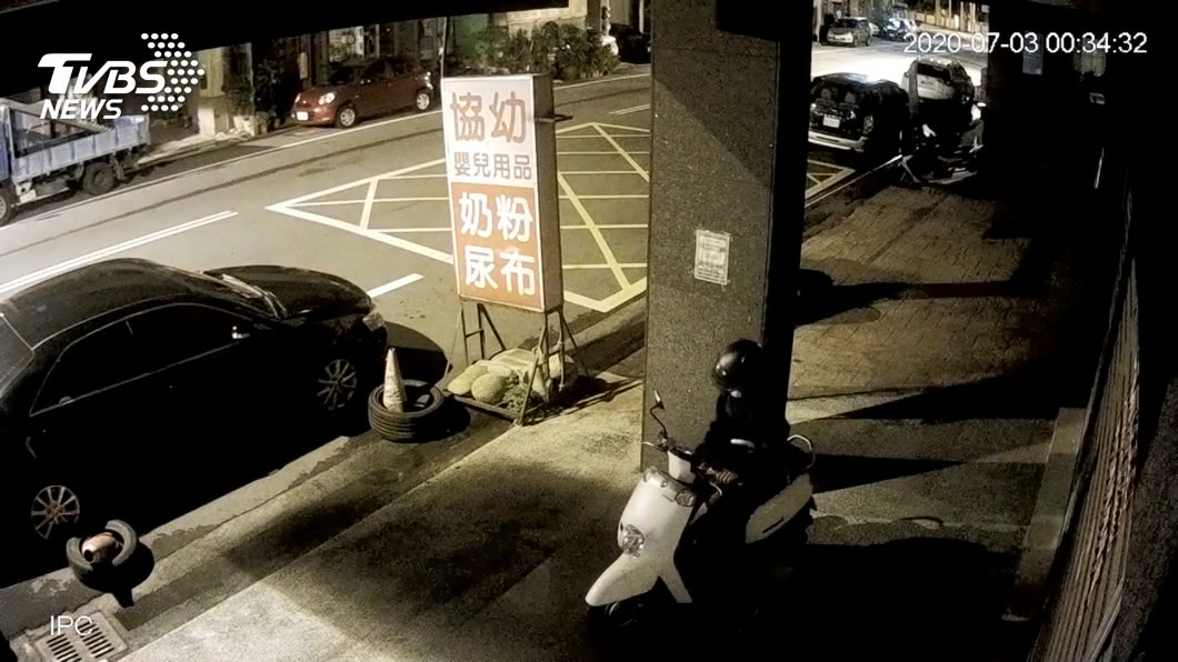 一樓住家禍店家門口雖未劃紅線，但還是有可能遭屋主請警方通知車主駛離。(圖片來源/ TVBS)