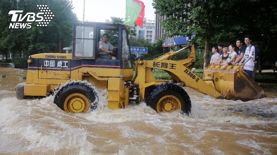 中國高考生因洪災受困，救災人員出動推土機協助。（圖／達志影像路透社）
