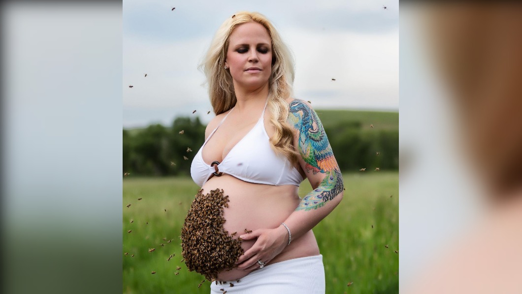 美國一名孕婦拍攝群蜂停在孕肚上的照片。（圖／翻攝自Bethany Karulak-Baker臉書）
