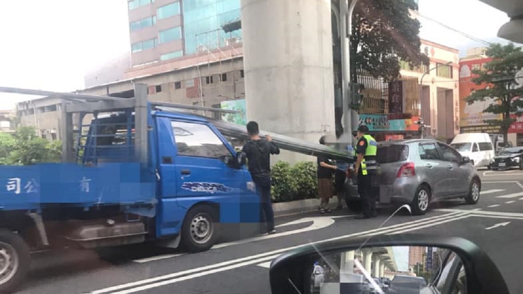 貨車鐵管插入小客車。（圖／翻攝自臉書社團「爆廢公社」）