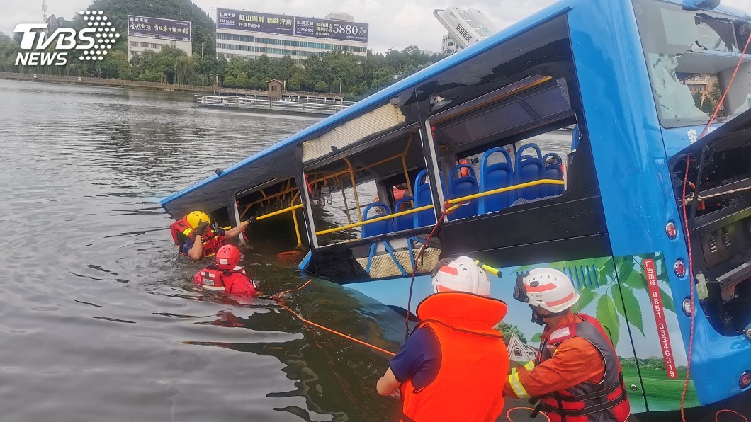 中國貴州省安順市一輛公車7日突然衝出護欄墜入水庫，造成21人死亡。（圖／達志影像路透社）