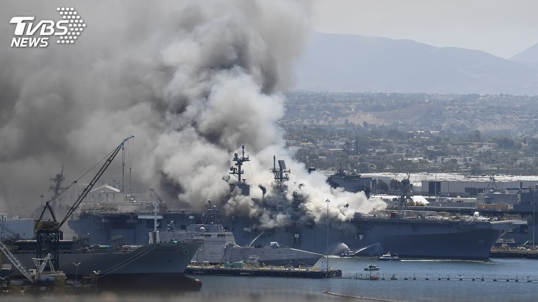 美軍兩棲攻擊艦「好人理查號」驚傳爆炸起火。（圖／達志影像美聯社）