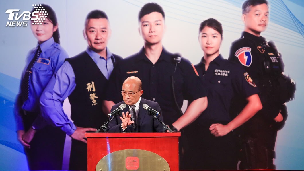 行政院長蘇貞昌今表揚「警察防疫尖兵」。（圖／中央社）