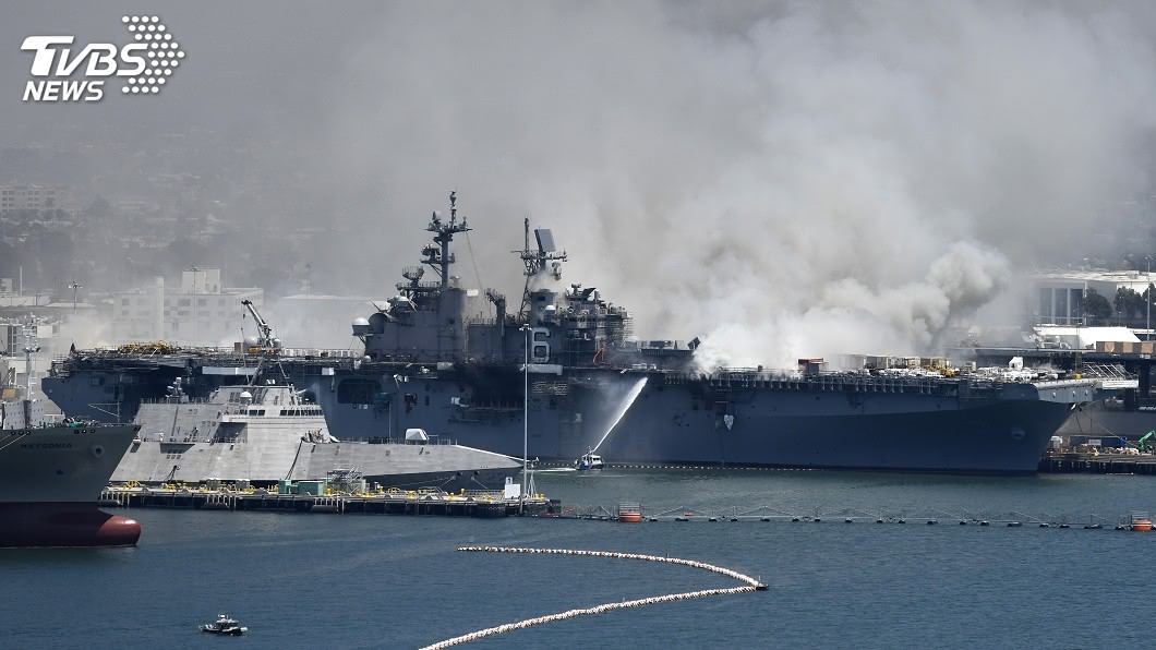 美軍兩棲攻擊艦「好人理查號」今天爆炸起火。（圖／達志影像美聯社）