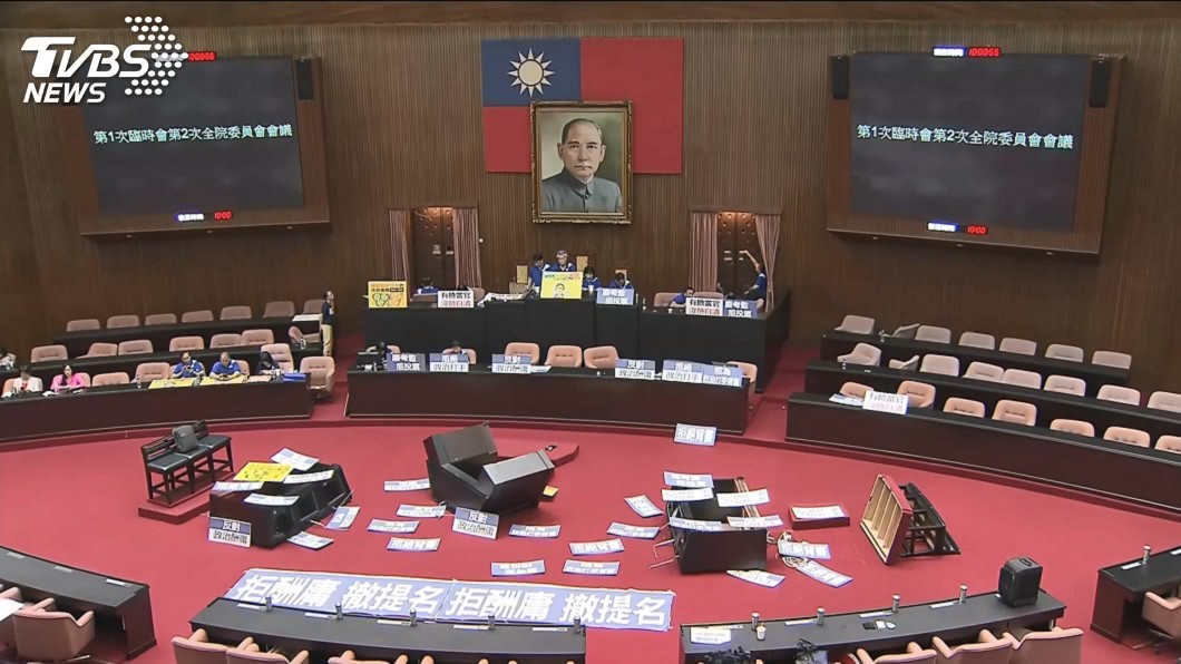 國民黨立委們將備詢台、發言台推倒破壞。（圖／TVBS）