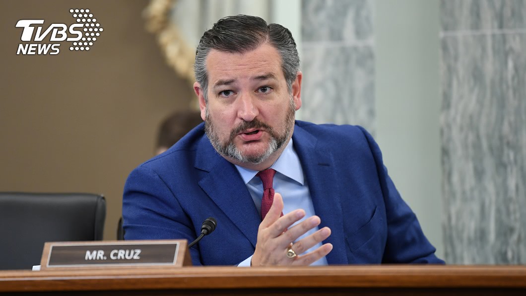 美國重量級參議員克魯茲（Ted Cruz）。（圖／達志影像路透社） 美議員被拍到機上未戴口罩　幕僚辯稱喝咖啡拿下