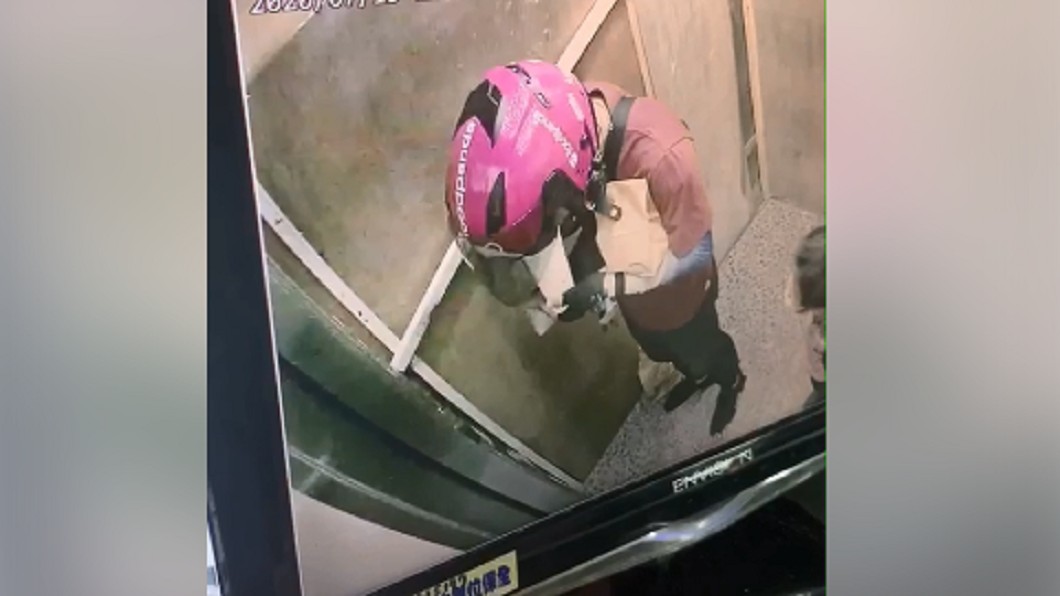 外送員在電梯內偷喝客人飲料。（圖／翻攝自「太咪瘋韓國」臉書專頁）