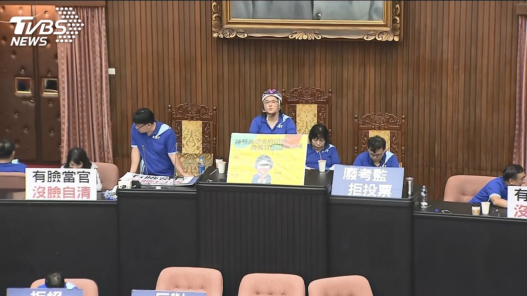 國民黨立法院黨團表示，會持續占據主席台，排班徹夜守候。（圖／TVBS）