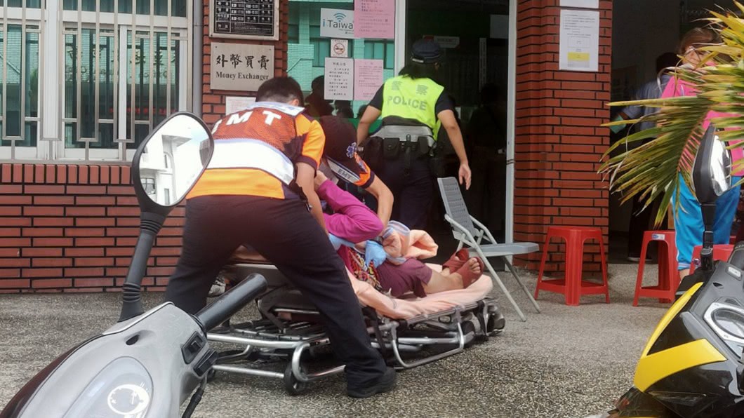台南市麻豆郵局一名婦女抽了號碼牌後突然倒地，被在場警員通報消防局送醫。（圖／中央社，民眾提供）