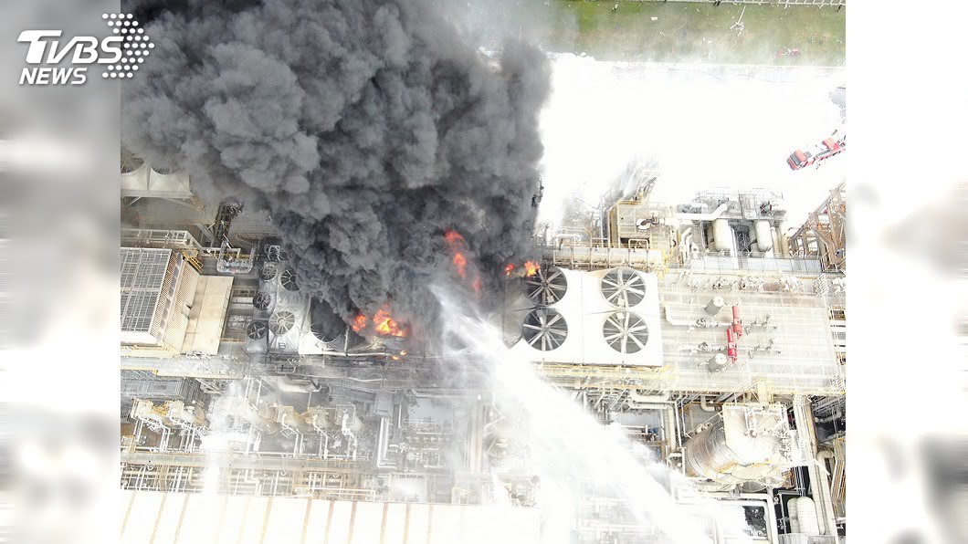 雲林麥寮六輕工業區塑化公司煉製二廠上午驚傳爆炸起火。（圖／消防隊提供）