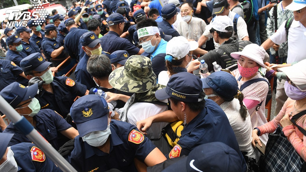 上百名國民黨支持者在立法院外與警方發生肢體衝突。（圖／中央社）
