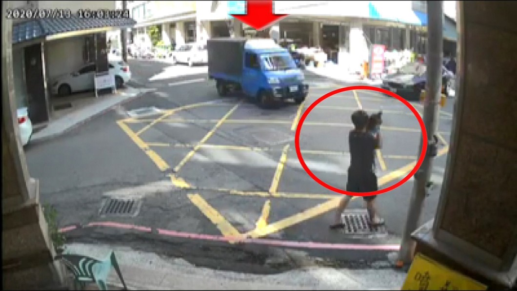 圖／翻攝自台南爆料公社 神反應！爸抱1歲女過路口　兩車眼前互撞