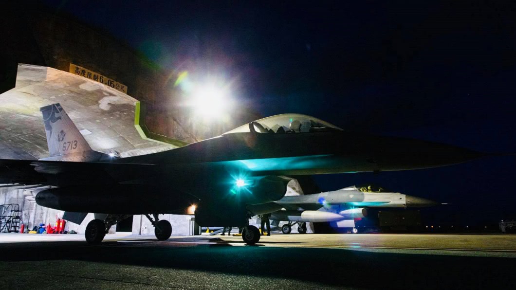 空軍嘉義、花蓮基地F-16戰機昨晚緊急起飛執行夜間防空攔截作戰課目。（圖／翻攝自國防部發言人臉書）