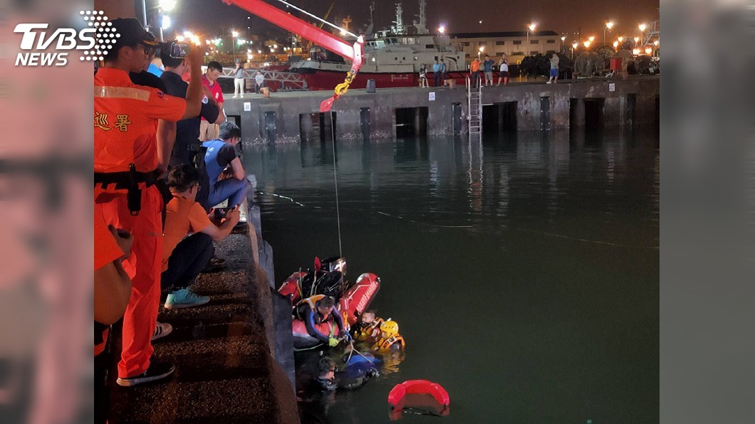 謝男駕駛計程車載4名船員，疑因大雨視線不良，在台中港區碼頭墜海。（圖／海巡署中部分署提供）