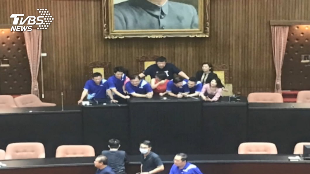 藍綠立委14日在立法院爆發推擠衝突，民進黨立委范雲指控國民黨立委陳雪生對她涉性騷擾。（圖／TVBS資料畫面）