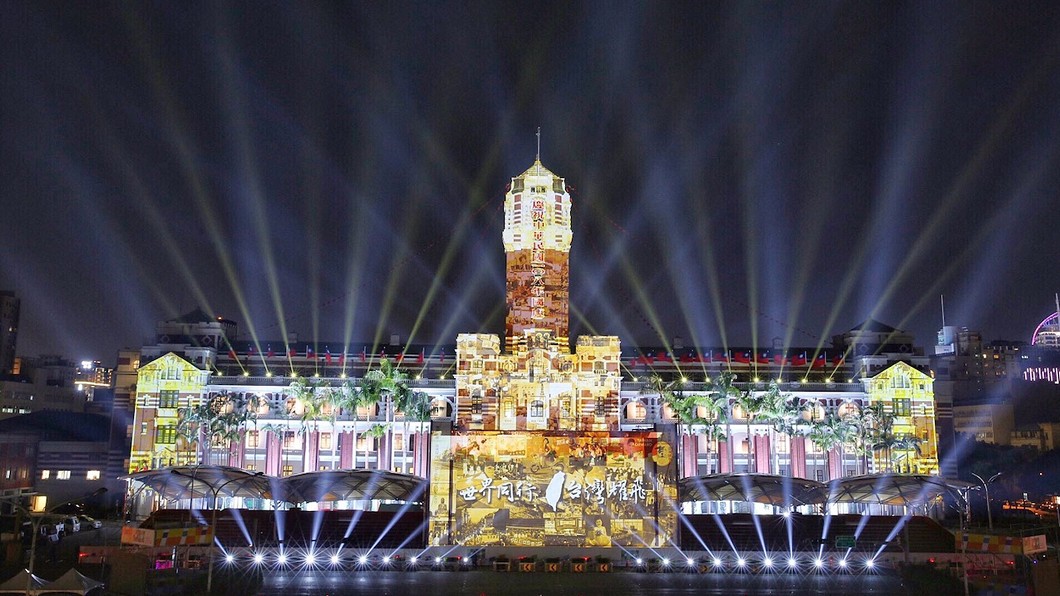 文化總會舉辦的2019國慶總統府光雕展演，獲德國紅點設計大獎殊榮。（圖／文化總會提供）