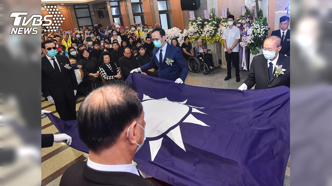 前考試院長邱創煥告別式，由前總統馬英九主祭舉行國旗及國民黨旗覆棺儀式。（圖／TVBS）