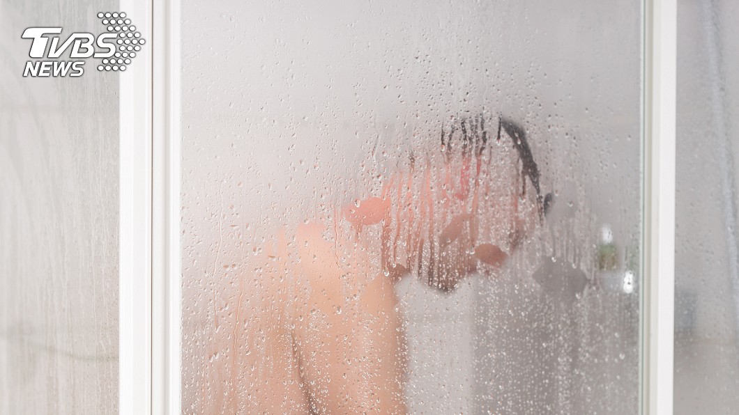 男房東不顧女租客意願，直闖浴室洗澡。（示意圖／TVBS）
