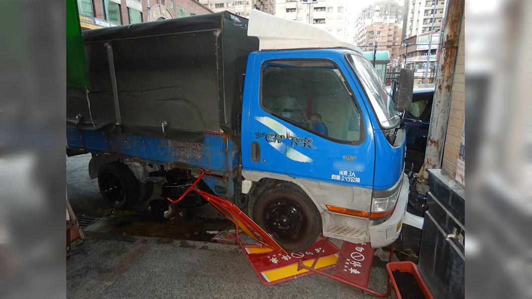 小貨車與計程車發生碰撞後，失控再衝撞停在路旁的4部機車。（圖／中央社，民眾提供）