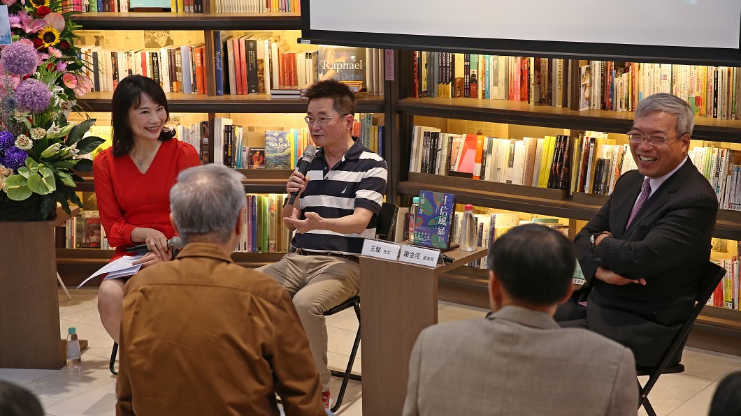 《十信風暴》新書發表會，資深媒體人陳鳳馨（左）及財信傳媒集團董事長謝金河（右）皆與會參加。（圖／鏡文學提供）