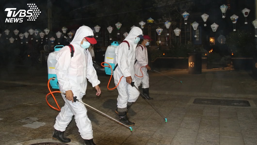 防疫消毒大隊昨晚於各公共場所進行消毒。（圖／台東縣政府提供）
