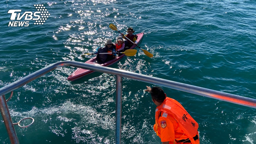 澎湖海巡隊今在海上尋獲一獨木舟上3人。（圖／TVBS）