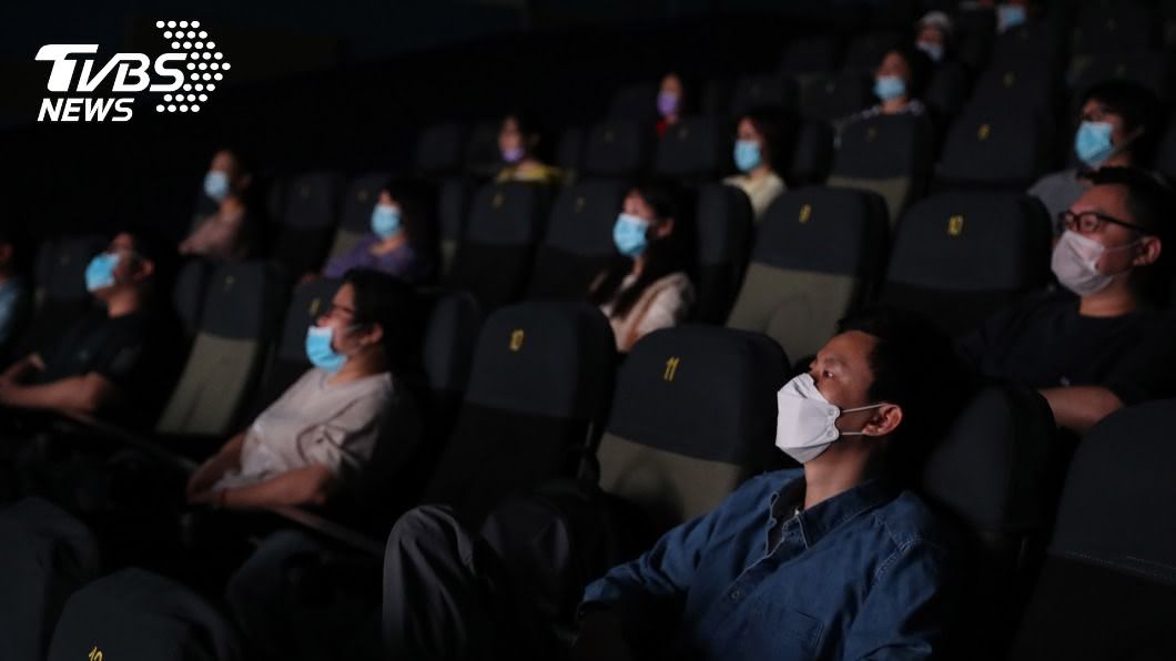中國電影院重新售票，民眾迫不及待進院觀賞。（圖／中新社提供）