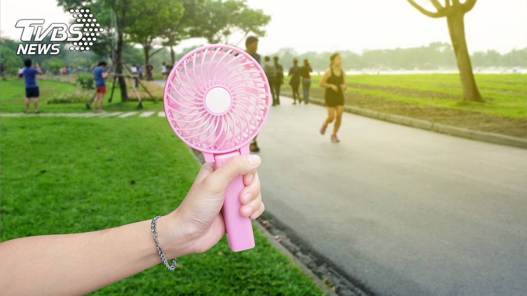 隨著天氣逐漸轉熱，攜帶式小風扇也成為熱銷商品。（示意圖／shutterstock達志影像）