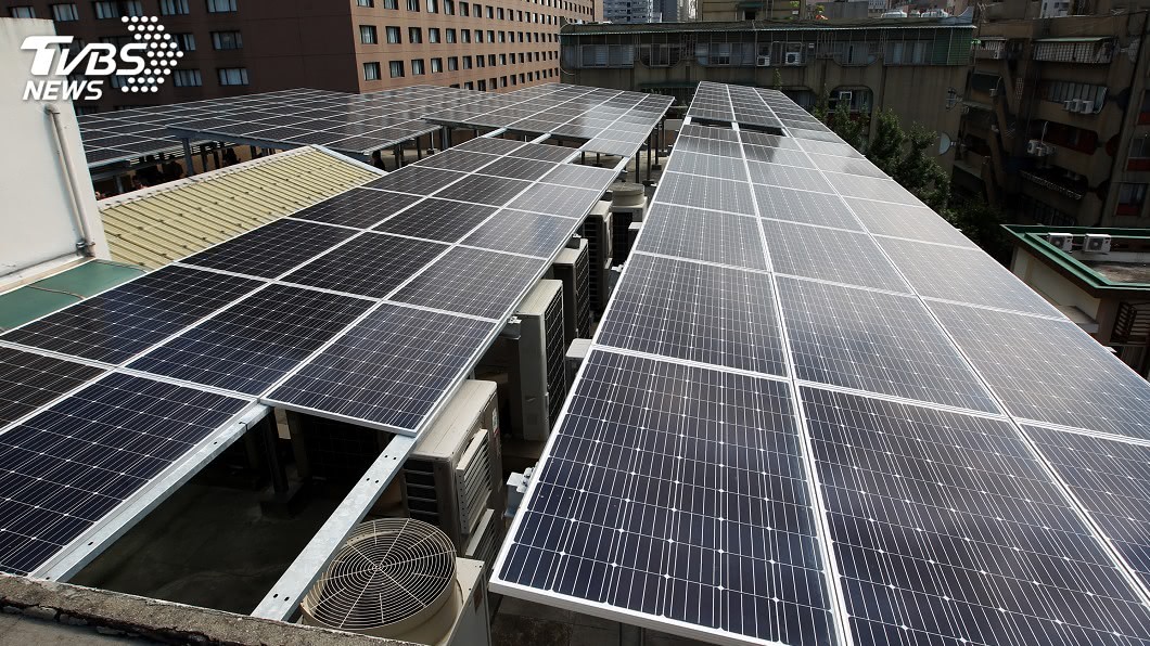 鎮江會館頂樓使用的太陽能逆變器是中國華為製造。（圖／中央社資料照）