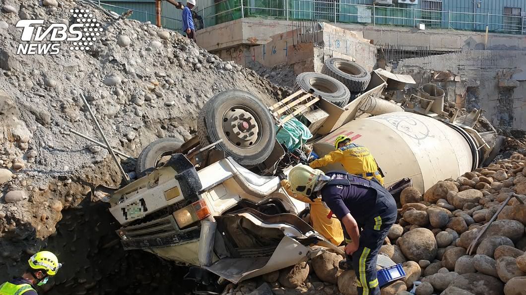 台中工地發生混凝土車翻覆意外，駕駛不治身亡。（圖／民眾提供）