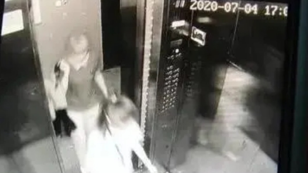 杭州女子人間蒸發，與女兒同進電梯成為消失前最後身影。（圖／微博）