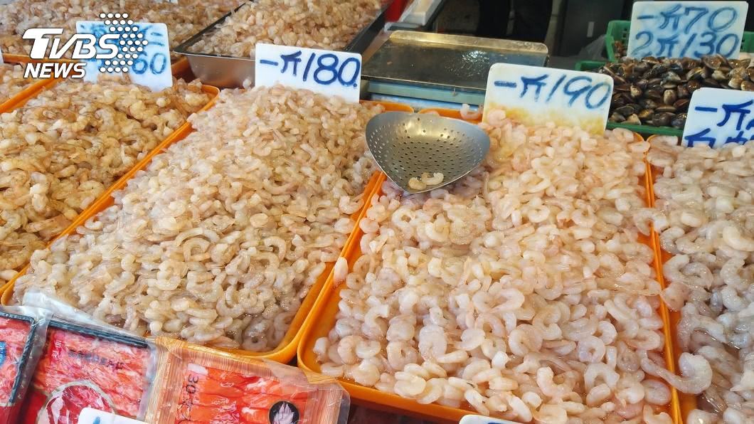 台南市一家水產行涉嫌以違法添加物浸泡蝦仁等海鮮，再販賣給其他攤商及消費者。（圖／南檢提供）