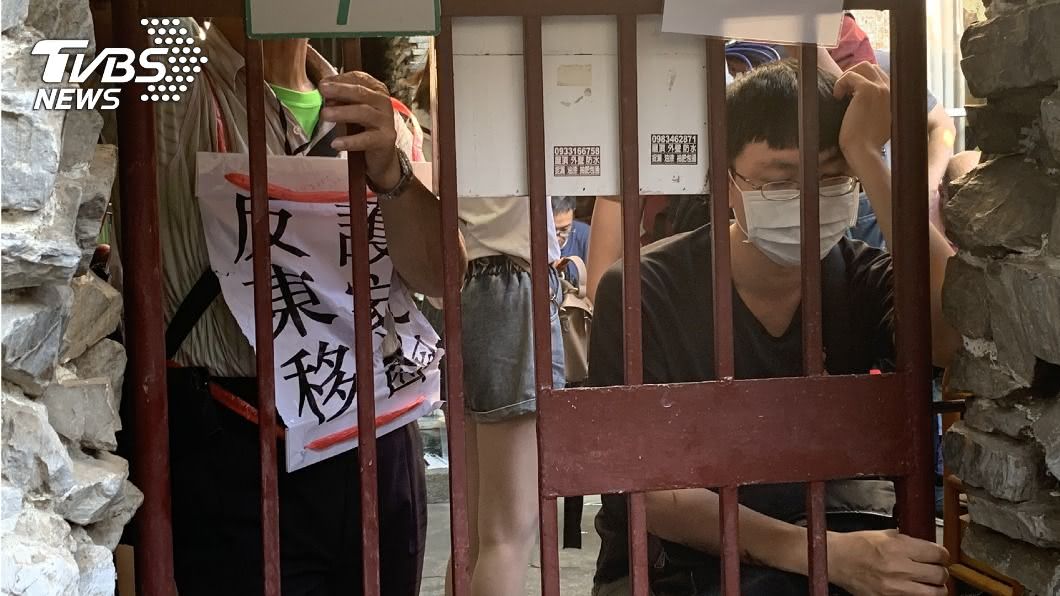 台南鐵路地下化工程拆遷戶鎖屋抗議。（圖／中央社）